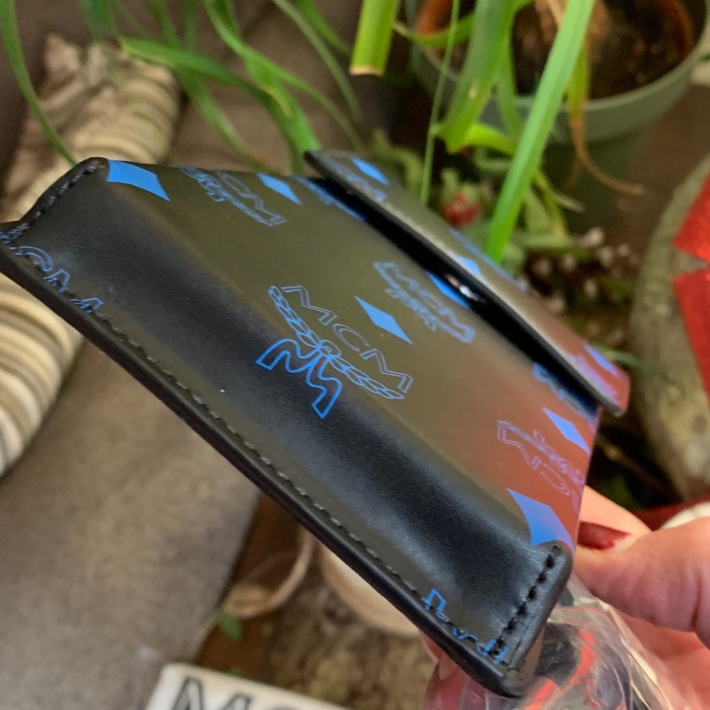 Authentic MCM Leather VISETOS logo print phone/card lanyard/Crosby - Picture 8 of 16